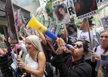 Convivencia Real: las reinas fueron recibidas con bombos, pancartas y trompetas