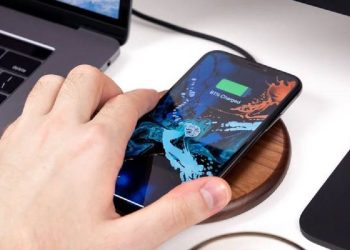 Dolor en Maipú: un joven murió electrocutado mientras cargaba su celular