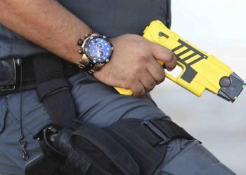 Reflotan el tema de las pistolas Taser para la fuerza policial