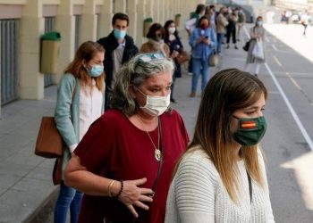 En España, el uso de barbijos al aire libre dejará de ser obligatorio