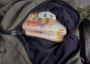 Honestidad: Encontró una mochila con medio millón de pesos y la devolvió