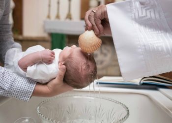 Insólito error: un sacerdote usó una fórmula incorrecta y la Iglesia anuló miles de bautismos