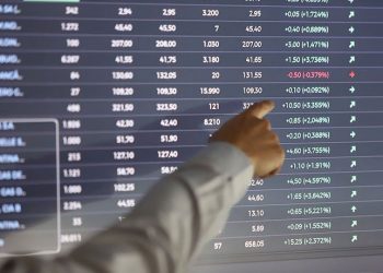 Interna en el oficialismo por el FMI lleva ruido a mercados: caen acciones y bonos en dólares; riesgo país frena retroceso