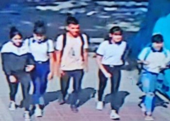 La atacaron salvajemente 9 compañeros del colegio, filmaron la golpiza y debieron rescatarla albañiles