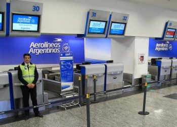Los controladores aéreos justifican la protesta y aseguran que la medida «excede lo salarial»