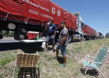 No se termina más: larga fila de camiones en el Acceso Sur esperan para cruzar a Chile