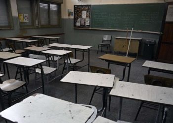 Polémica en Río Negro por el código de vestimenta de un colegio que prohíbe tops, musculosas y jeans