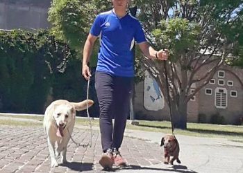 Tiene 17 años e ideó un recorrido parapasear perros