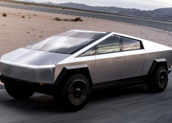 Pensó que era una estafa: Un argentino se ganó en un sorteo un auto Tesla de 45.000 dólares por comprar un termo por Internet