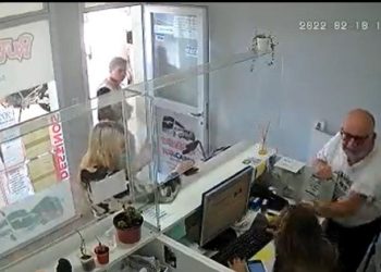 Un referente de DD. HH. golpeó a una empleada por la demora en un micro