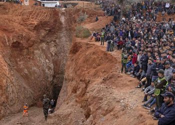 Una casita de adobe junto a un precipicio: el triste presente de la familia de Rayan