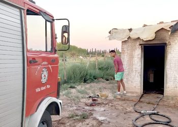 Una vivienda fue prácticamente destruida en un incendio