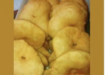 Elabora y vende tortas fritas parapoder comprar los útiles escolares