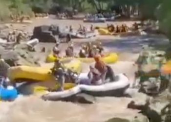 Momentos de mucha tensión en Valle Grande por el choque de balsas en el cauce del río (impresionante video)