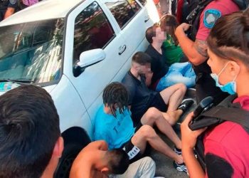 Fueron denunciados por los vecinos: seis hombres violaron en un auto a una joven a plena luz del día