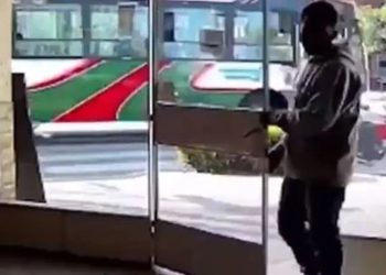 Abusó y golpeó a una empleada de una panadería: “Sacate la ropa y mirame”