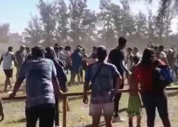 Violencia en el fútbol infantil: una madre ahorcó a un nene que golpeó a su hijo en el partido (video)