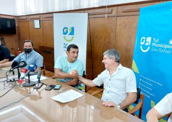 Emir Félix «pateó el tablero» y selló un aumento salarial del 50% para los empleados municipales