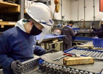Advierten que habrá cortes en el sector industrial por la crisis del gas y petróleo