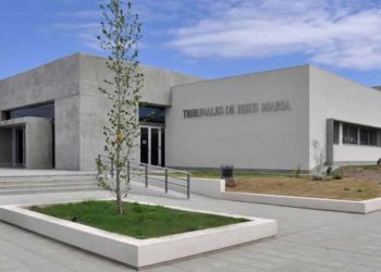 Condenaron a un hombre que permitía que dos amigos abusen de su hija a cambio de comida y alcohol