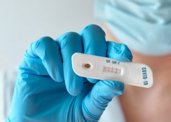 Confundió un test de covid con uno de embarazo y su reacción se hizo viral