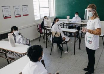 Córdoba: una madre rechazó el uso obligatorio de barbijo, hizo una exposición policial y no envió a su hija a la escuela