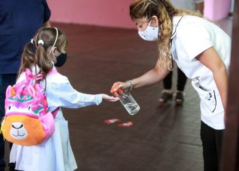 Desde este lunes, ya no es obligatorio que los niños usen barbijos en las aulas