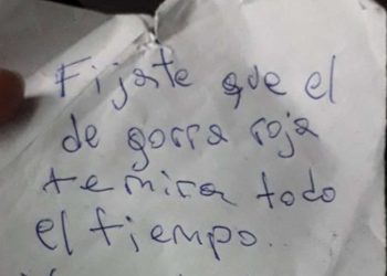 “El de gorra te mira todo el tiempo”: la alerta en un papel que le dejó una joven a otra en un micro
