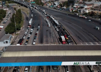 De película: Lluvia de billetes generó un atasco en la autopista Buenos Aires – La Plata