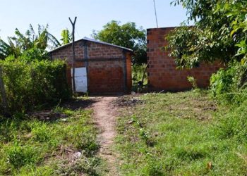 Lo encontraron muerto en el baño de su casa con los genitales mutilados