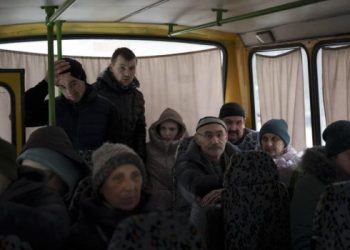 Los ucranianos huyen de las ciudades bombardeadas