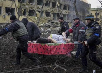 Murió la mujer embarazada y su bebé después de que Rusia bombardeara la sala de maternidad de un hospital