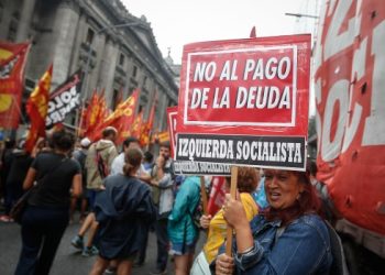 Organizaciones piqueteras acampan sobre la 9 de Julio para exigir la apertura de los planes sociales