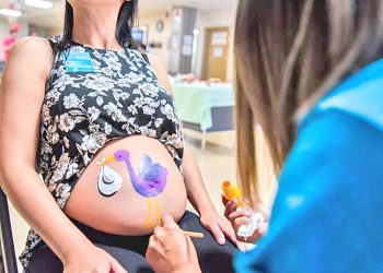 Pintarán gratuitamente panzas de futuras mamás para tomarles fotos