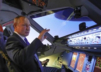 Putin inflexible: advirtió a Macron que conseguirá sus objetivos por la negociación o por la guerra