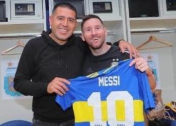 Riquelme se encontró con Messi y le regaló una camiseta de Boca