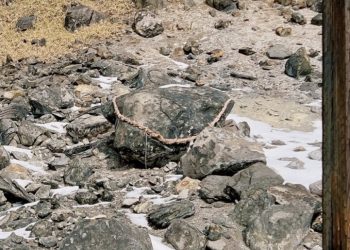 Se partió en dos la llamada “piedra asesina” de Japón y hay temores por el supuesto espíritu maligno que habita en su interior