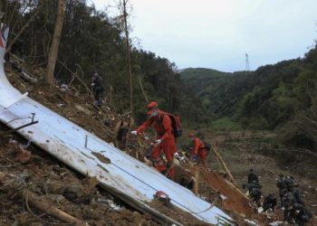 Sigue la búsqueda de la segunda caja negra del avión que se estrelló en China con 132 pasajeros