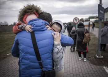 Ucrania denuncia muertes de niños mientras Rusia enumera exigencias para cesar los ataques