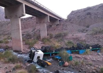 Un camionero murió tras volcar y desbarrancar en alta montaña