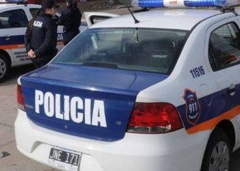 Un policía atacó a un jubilado por no usar barbijo y le fracturó la pierna