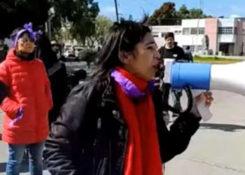 Violación en grupo en Chubut: absolvieron a los imputados y escracharon a las tres juezas