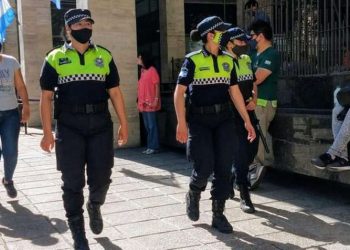 Golpeó a su hijo de 9 años en la puerta del colegio y quedó detenida