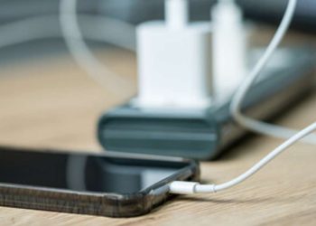 Estaba descalzo enchufó el cargador de su celular y murió electrocutado