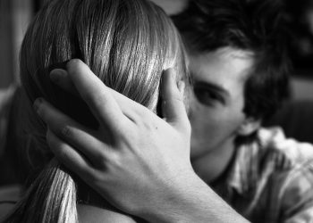 Una amiga le contó que fue infiel y comenzó a extorsionarla en forma anónima: fue detenida