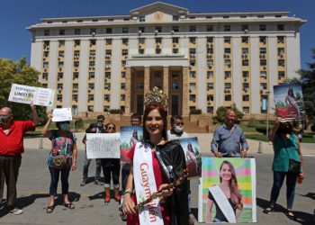 La «reina blue» se manifestó frente a la Casa de Gobierno