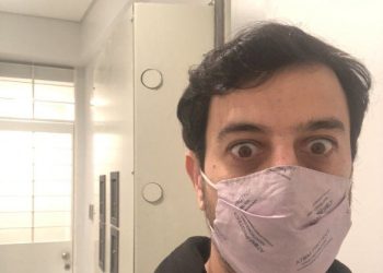Quedó encerrado en la caja de seguridad de un banco y relató el minuto a minuto en las redes sociales