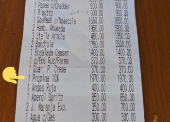 «Si pasa, pasa»: fue a comer y en el ticket le «escondieron» un cobro extra