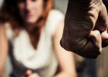 El calvario de una madre: «Mi hijo me pega y su padre lo justifica»