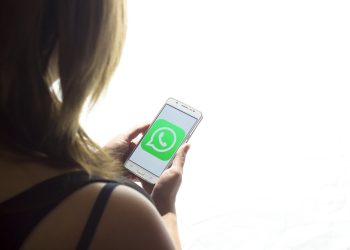Agredió a su pareja tras revisarle el WhatsApp: la mujer le pegó con una plancha, lo denunció y quedó detenido